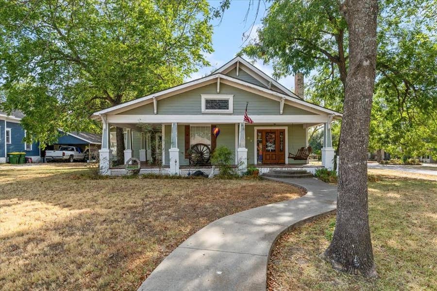 Property photo for 707 N Magnolia Avenue, Hubbard, TX