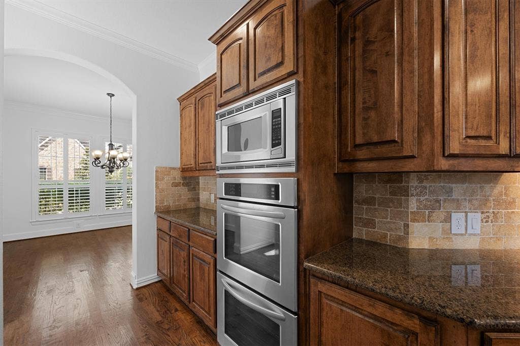 5960 Indigo Sky Drive, Frisco, TX 75036 Double oven!