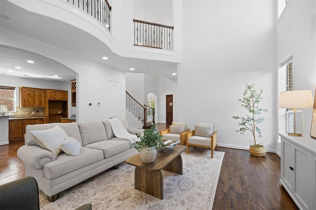 5960 Indigo Sky Drive, Frisco, TX 75036 The iron catwalk is so pretty!