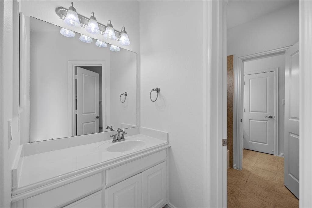 5960 Indigo Sky Drive, Frisco, TX 75036 Jack and Jill and bathroom
