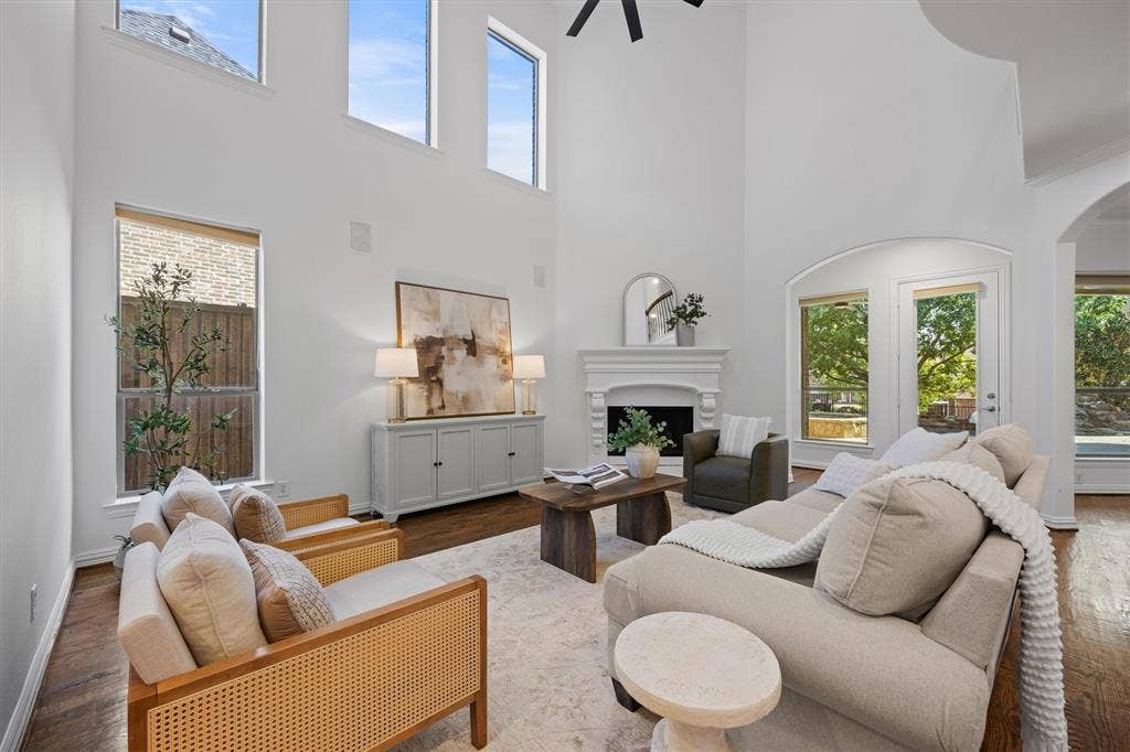 5960 Indigo Sky Drive, Frisco, TX 75036 The 2 story ceiling makes for a grand living space!