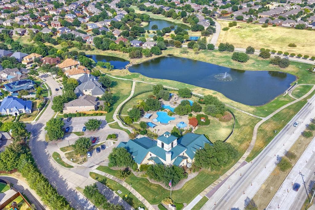 5960 Indigo Sky Drive, Frisco, TX 75036 Community clubhouse and lake