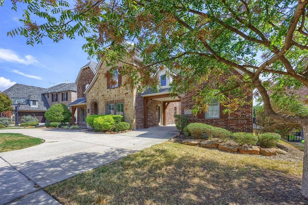 5960 Indigo Sky Drive, Frisco, TX 75036 Circular driveway greets you when you arrive!