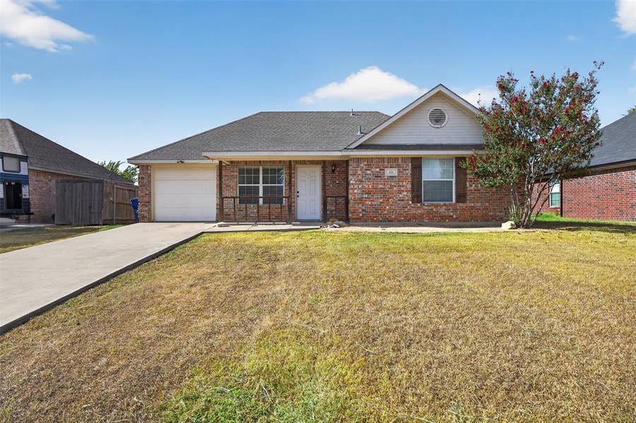 Property photo for 611 Oliver Lane, Waxahachie, TX