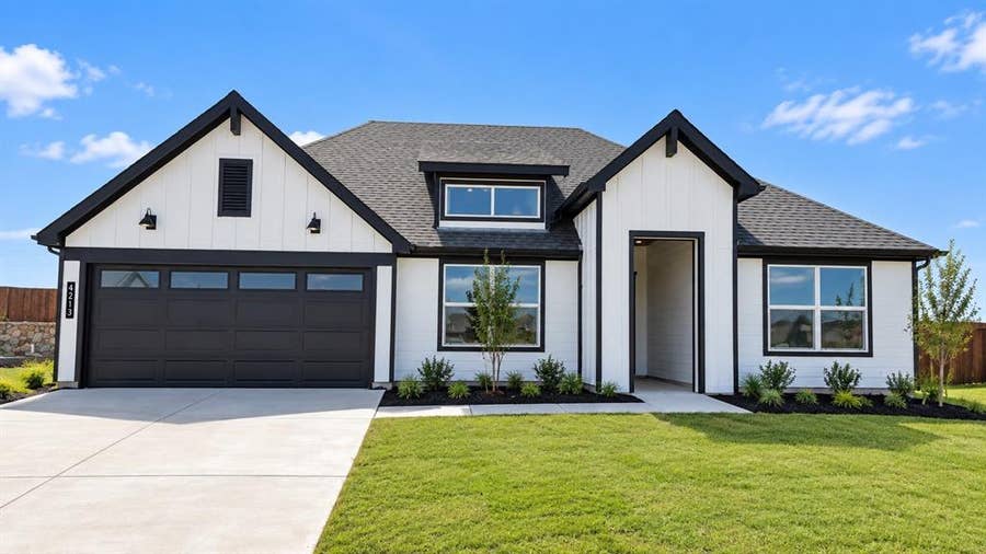 Property photo for 4213 CORNERSTONE Circle, Granbury, TX