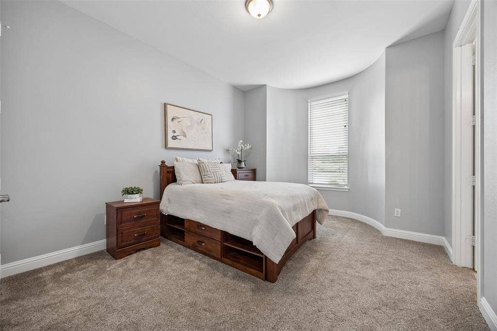 1011 Three Rivers Drive, Prosper, TX 75078 Private downstairs guest suite with soft naturallight and easy access to a beautifully updatedensuite bath, ideal for guests or multigenerationalliving.