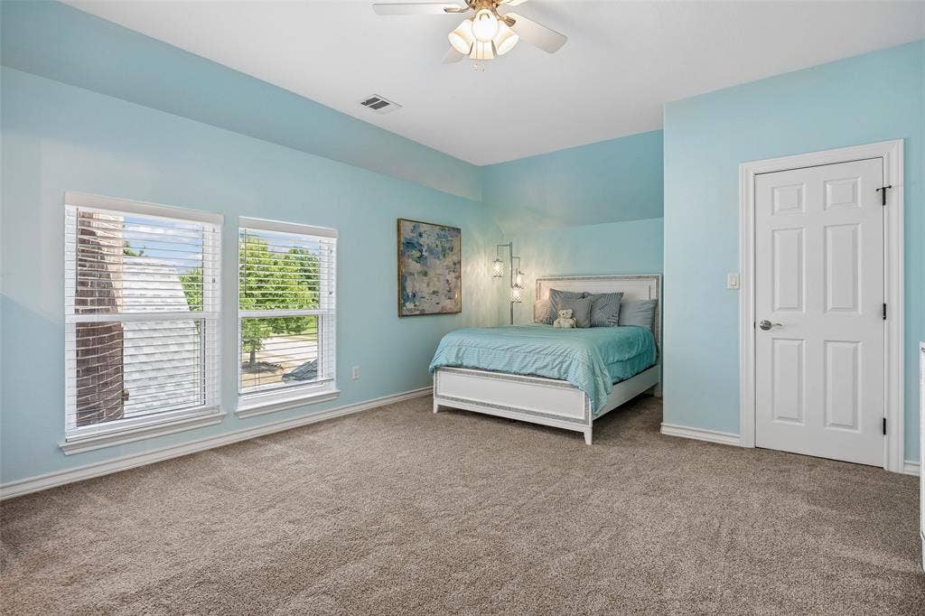 1011 Three Rivers Drive, Prosper, TX 75078 Spacious secondary bedroom with abundantnatural light, a private ensuite bath, and a walk-in closet for added comfort and convenience.