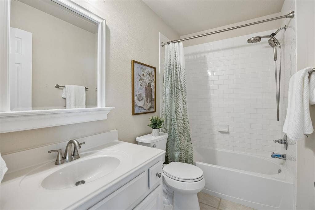 1011 Three Rivers Drive, Prosper, TX 75078 Updated secondary bath with crisp white finishesand subway tile surround, offering a clean, timeless feel.