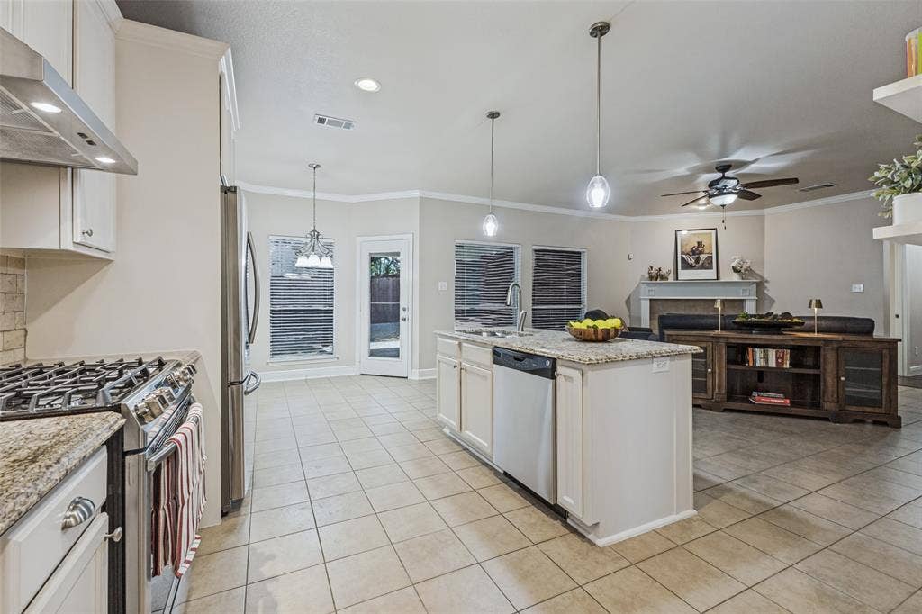 4600 Bonnywood Drive, Mesquite, TX 75150 View from kitchen into family room