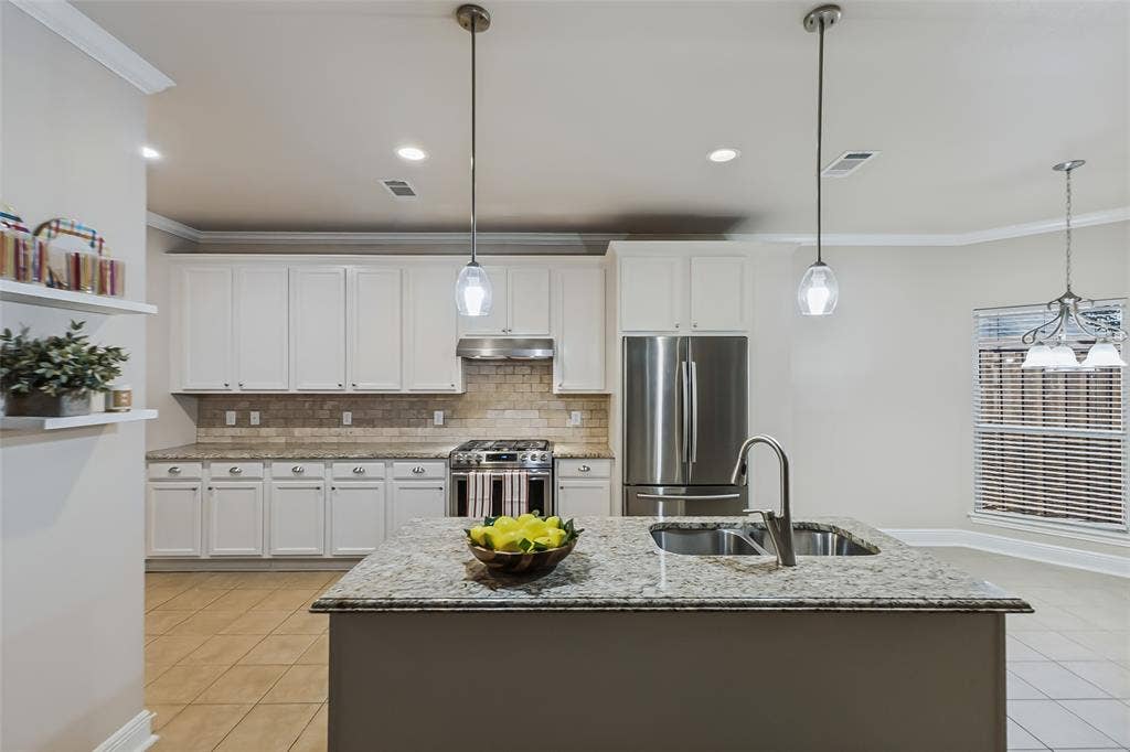4600 Bonnywood Drive, Mesquite, TX 75150 Beautiful updated kitchen with kitchen island