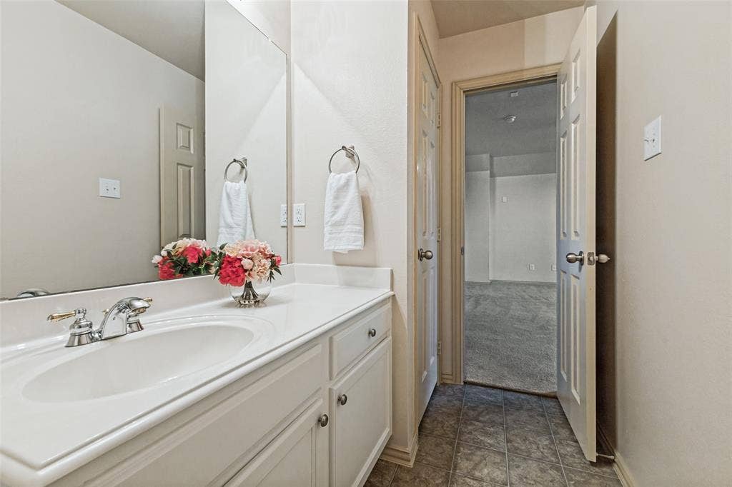 4600 Bonnywood Drive, Mesquite, TX 75150 Another upstairs full bathroom
