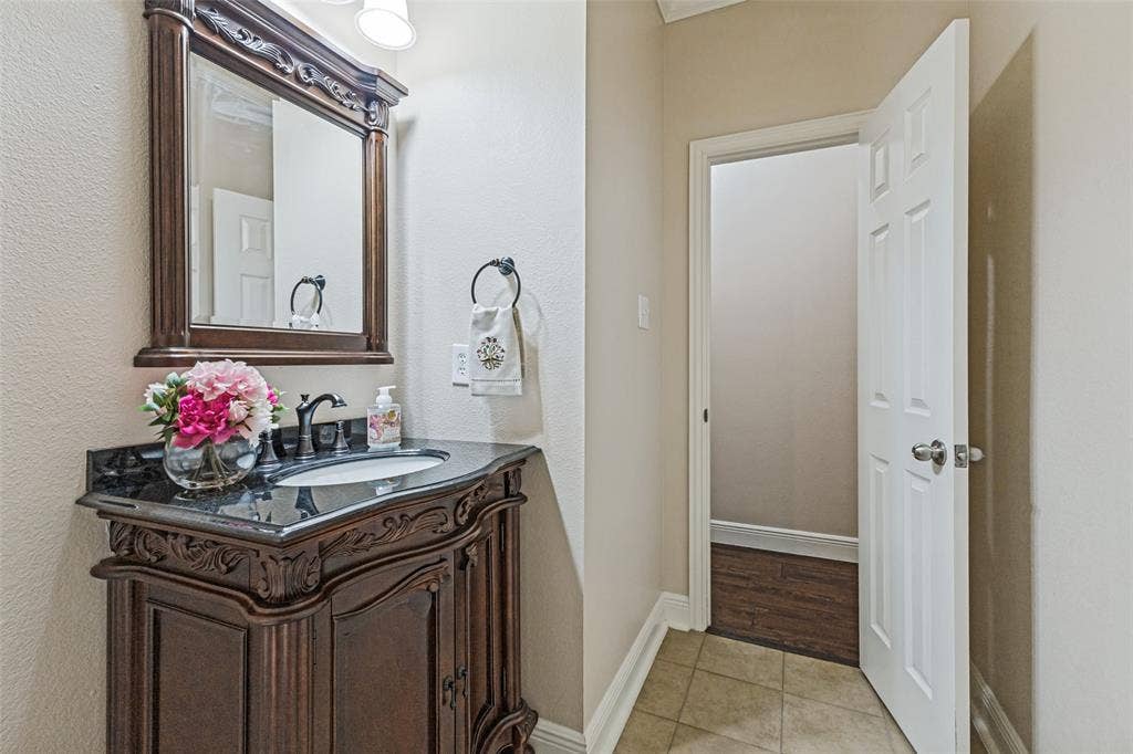 4600 Bonnywood Drive, Mesquite, TX 75150 An updated half bath for guests