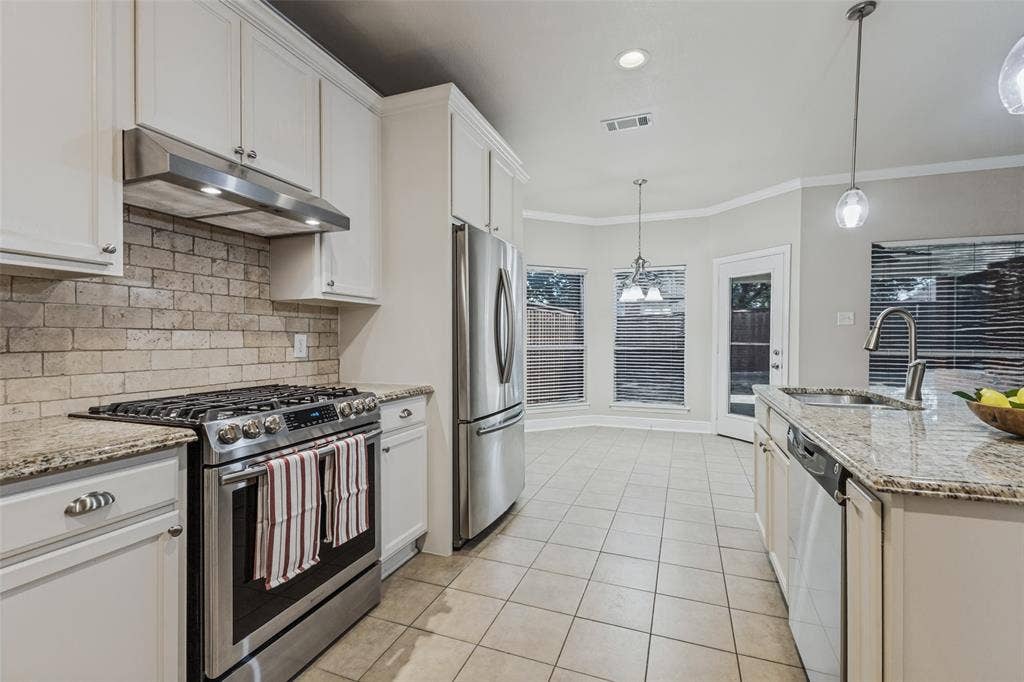 4600 Bonnywood Drive, Mesquite, TX 75150 Breakfast room adjacent to kitchen