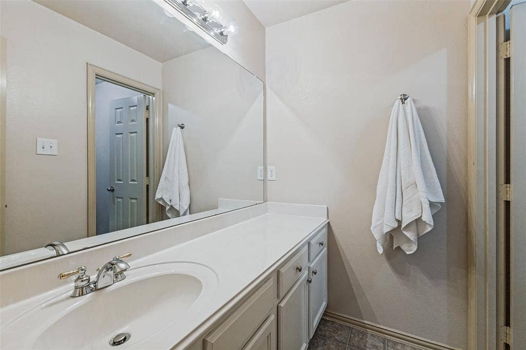 4600 Bonnywood Drive, Mesquite, TX 75150 Upstairs full bathroom