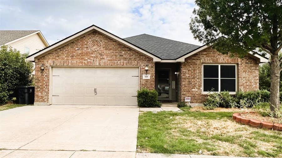 Property photo for 909 Penny Royal Court, Arlington, TX