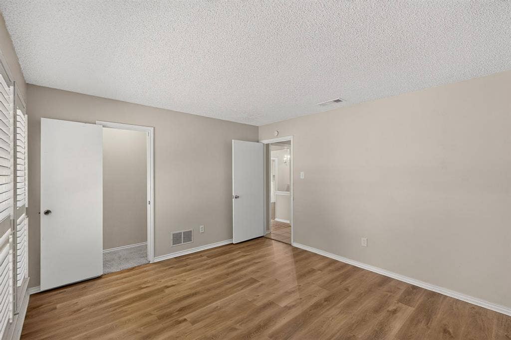 1606 Treehouse Lane, Plano, TX 75023 Wood-finish flooring with neutral wall tones