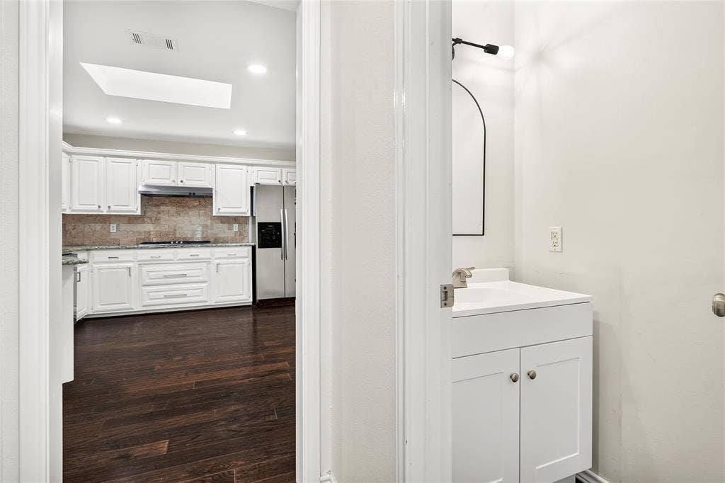 6309 Bradley Lane, Plano, TX 75023 Powder room