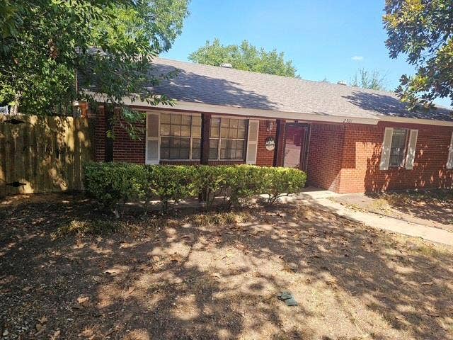 Property photo for 2501 White Oak Lane, Arlington, TX