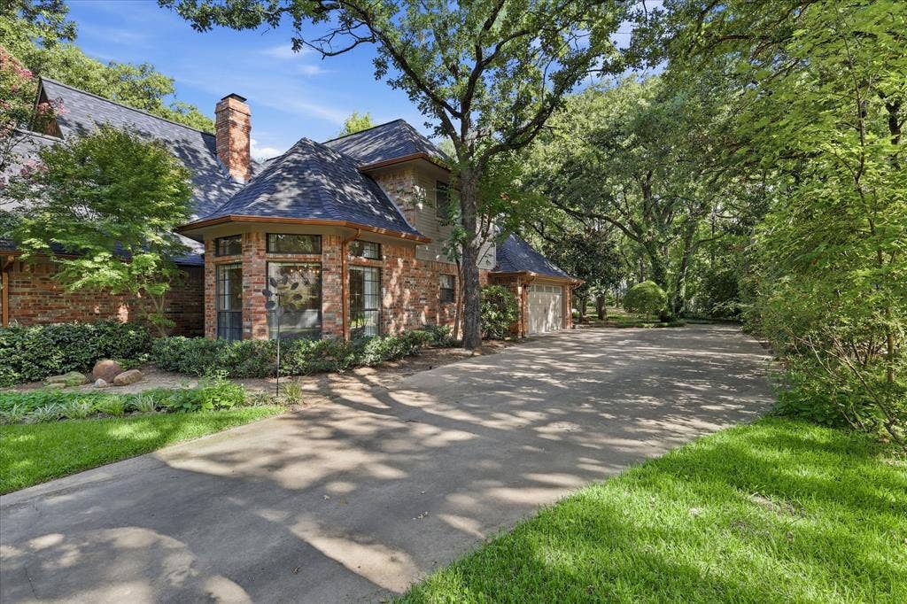 Large driveway with plenty of parking