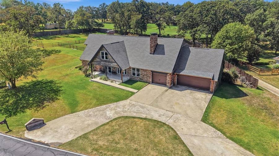 Property photo for 420 Kiowa Drive W, Gainesville, TX