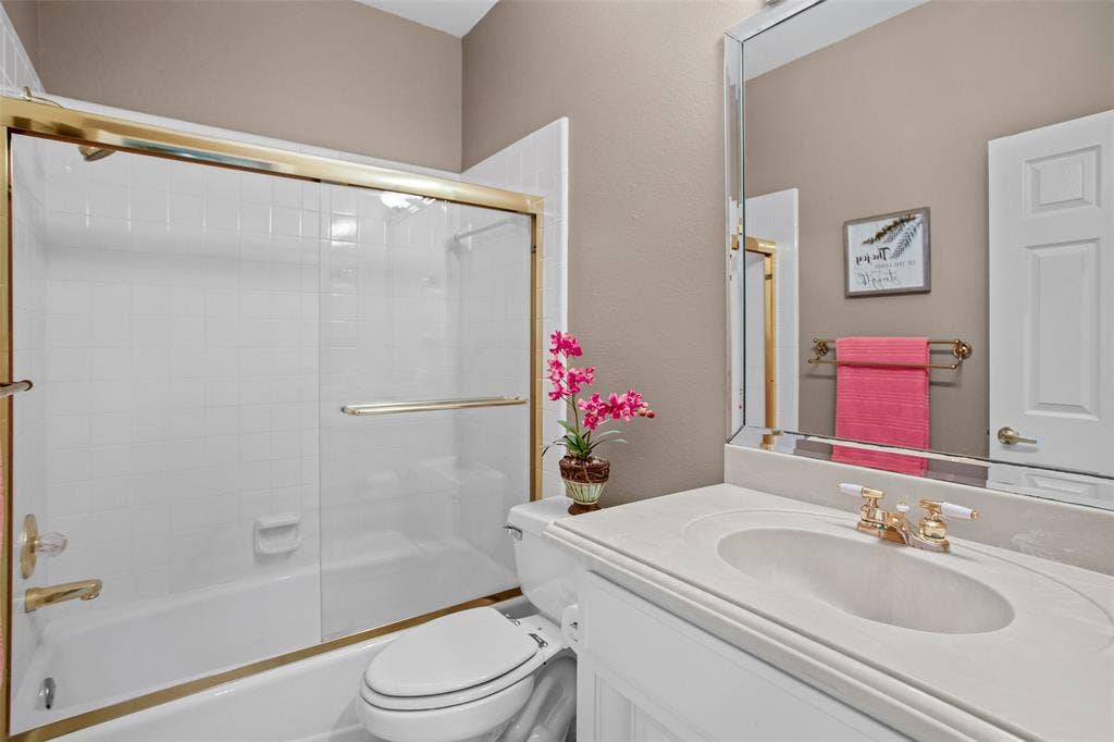 Guest bathroom.