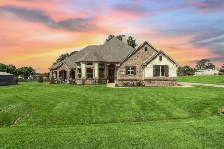 Property photo for 111 Eagle Point N, Azle, TX