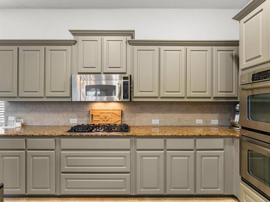 Gas cooktop and double oven make cooking easy