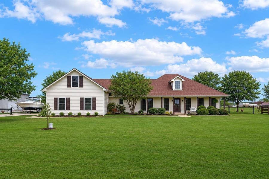 Property photo for 108 High Meadows Court, Decatur, TX