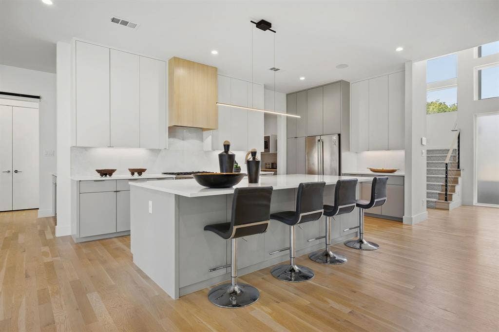 9750 Mixon Drive, Dallas, TX 75220 9750 Mixon Drive, Dallas, TX 75220
