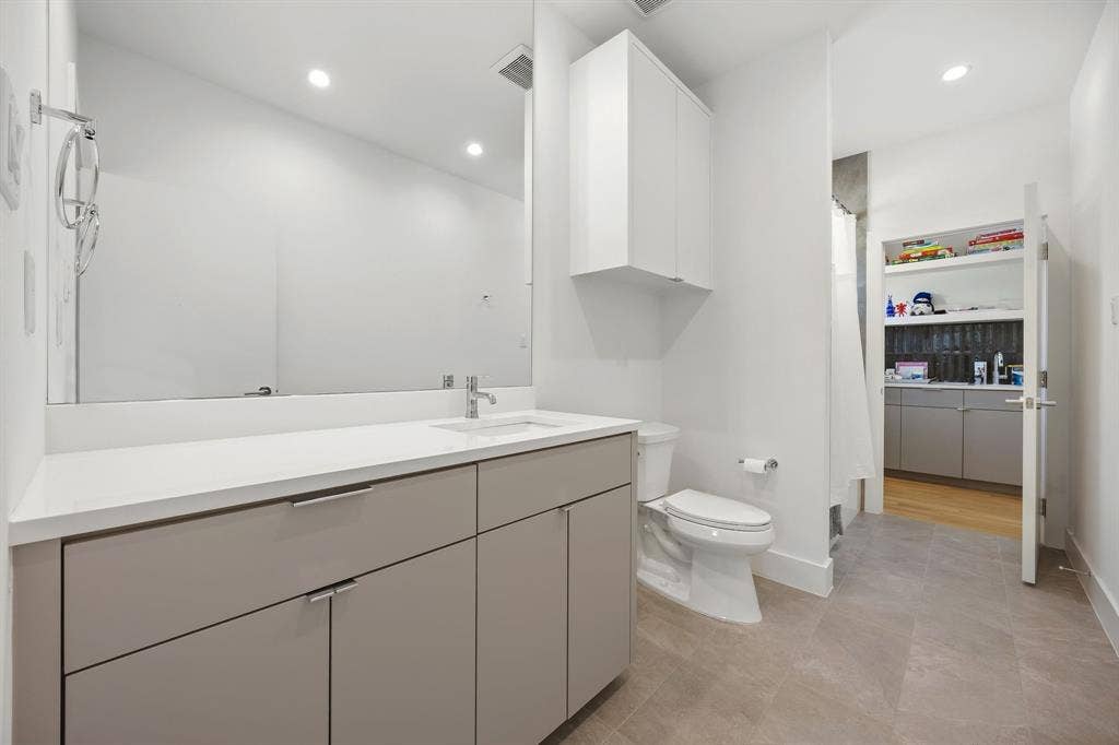 9750 Mixon Drive, Dallas, TX 75220 9750 Mixon Drive, Dallas, TX 75220