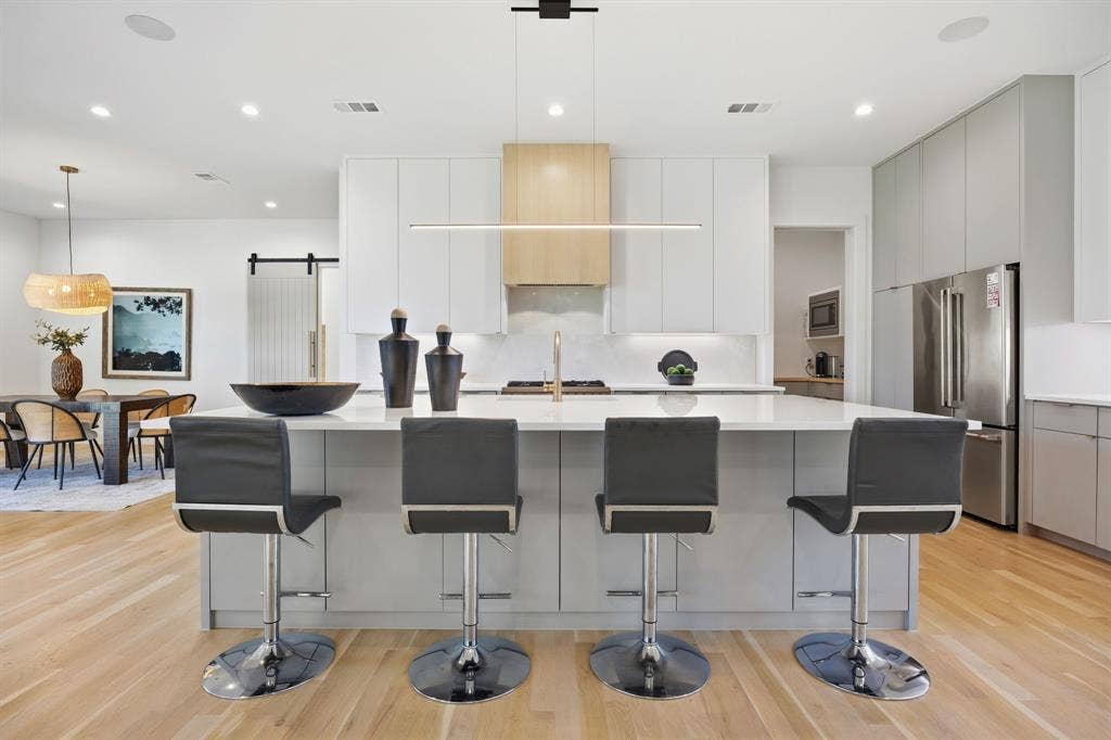 9750 Mixon Drive, Dallas, TX 75220 9750 Mixon Drive, Dallas, TX 75220