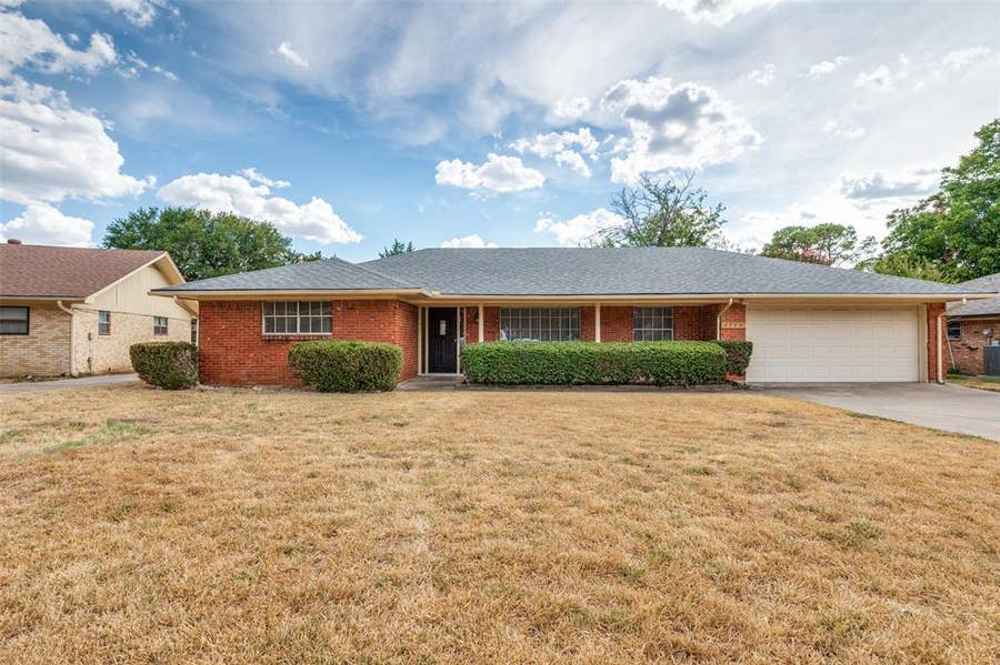 Property photo for 1713 Briardale Court, Arlington, TX