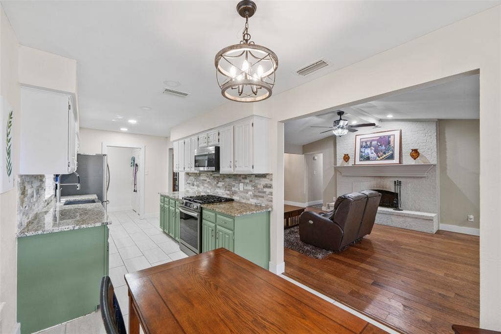 Looking toward kitchen from breakfast nook