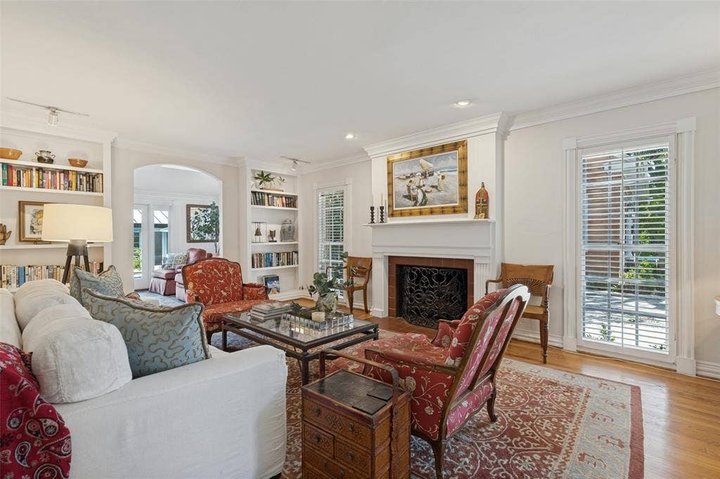 5411 W University Boulevard, Dallas, TX 75209 Gas log fireplace