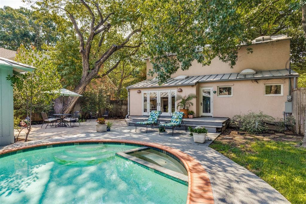 5411 W University Boulevard, Dallas, TX 75209 swimming pool