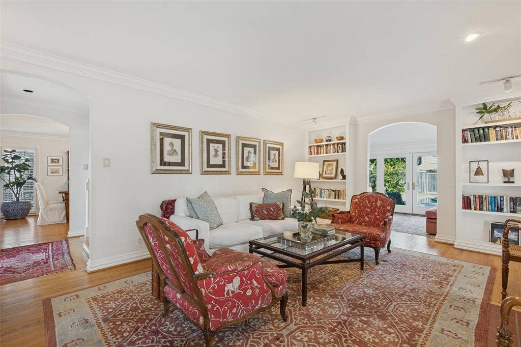 5411 W University Boulevard, Dallas, TX 75209 Main living area