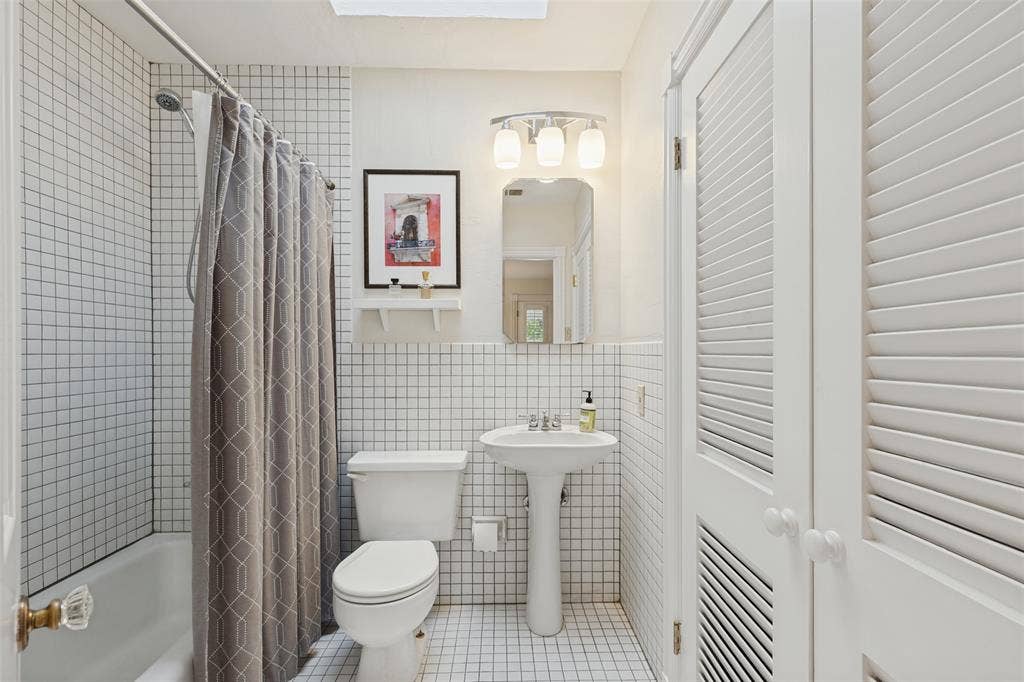 5411 W University Boulevard, Dallas, TX 75209 second bath