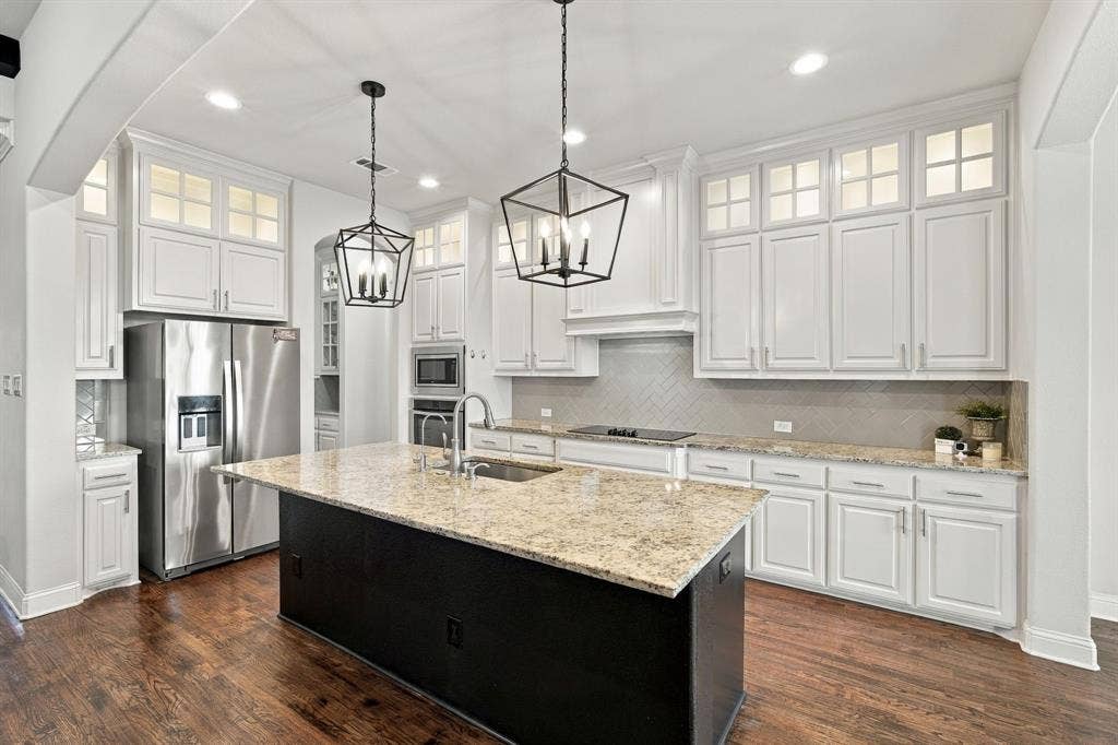 5620 Limestone Lane, Midlothian, TX 76065 Open, sunny kitchen with hardwood flooring, granite countertops, and plenty of lighting for any occasion.
