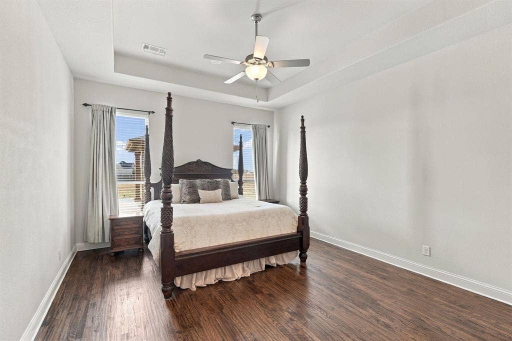 5620 Limestone Lane, Midlothian, TX 76065 Tray ceilings, hardwood flooring, and ample room in this luxurious suite