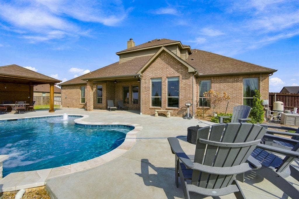 5620 Limestone Lane, Midlothian, TX 76065 Pool is like new with water features and a shady sitting area.