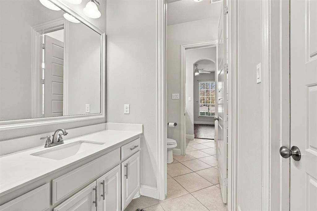 5620 Limestone Lane, Midlothian, TX 76065 Jack and Jill bath between two guest bedrooms