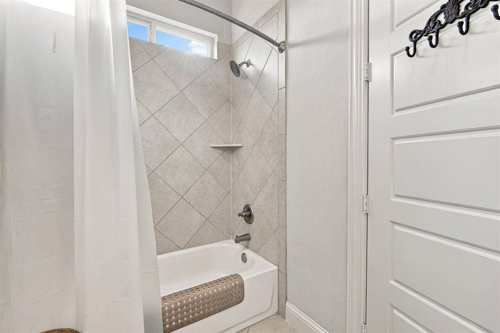 5620 Limestone Lane, Midlothian, TX 76065 Jack and Jill bath between two guest bedrooms