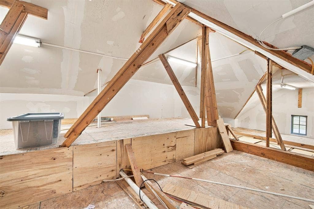5620 Limestone Lane, Midlothian, TX 76065 Attic storage space is heated and cooled. About 29X13 sq.ft. of storage space