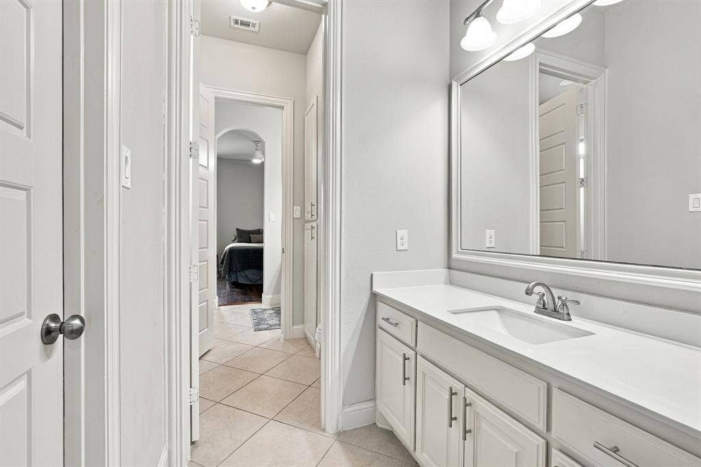 5620 Limestone Lane, Midlothian, TX 76065 Jack and Jill bath between two guest bedrooms