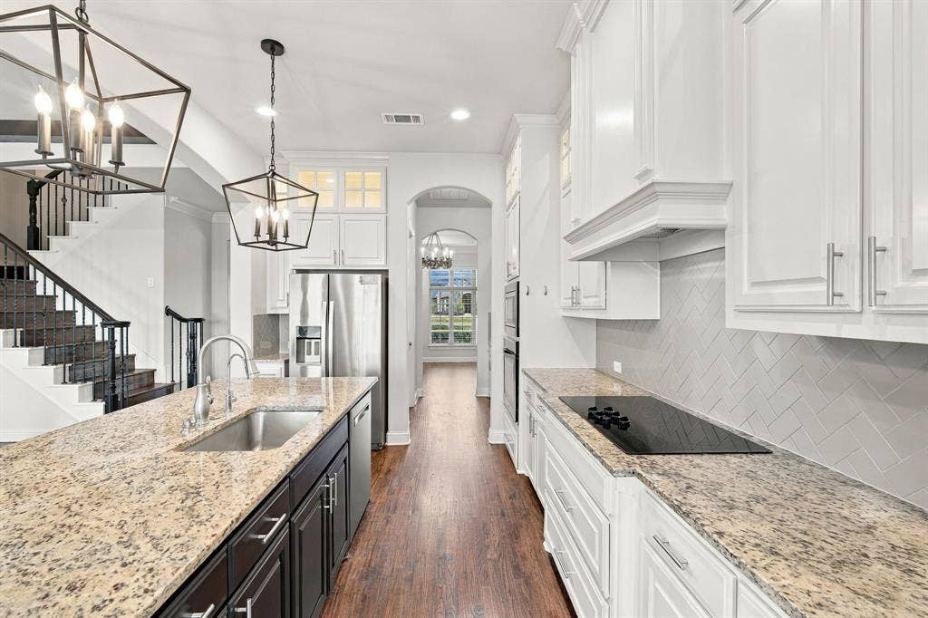 5620 Limestone Lane, Midlothian, TX 76065 Upper glass cabinet lighting