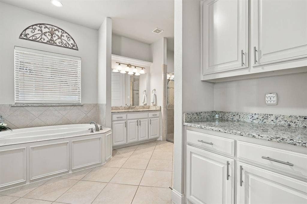 5620 Limestone Lane, Midlothian, TX 76065 Primary Bath has extra storage space to meet all of your needs.
