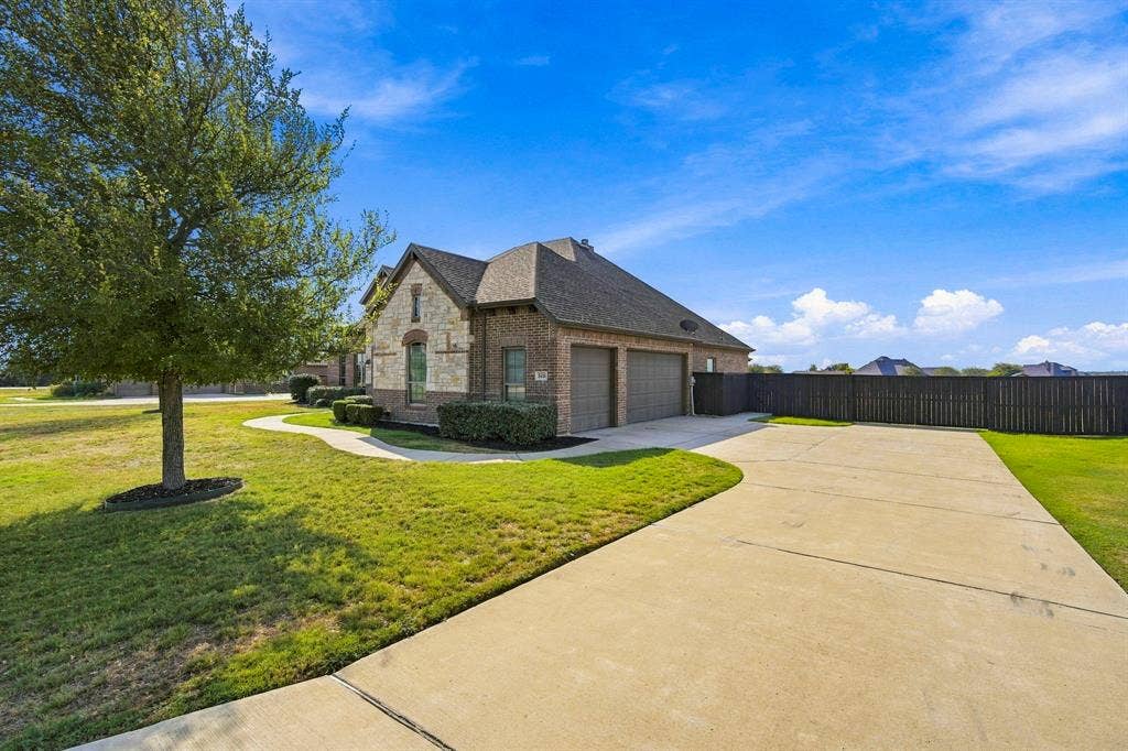5620 Limestone Lane, Midlothian, TX 76065 3 Car Garage and plenty of room for parking