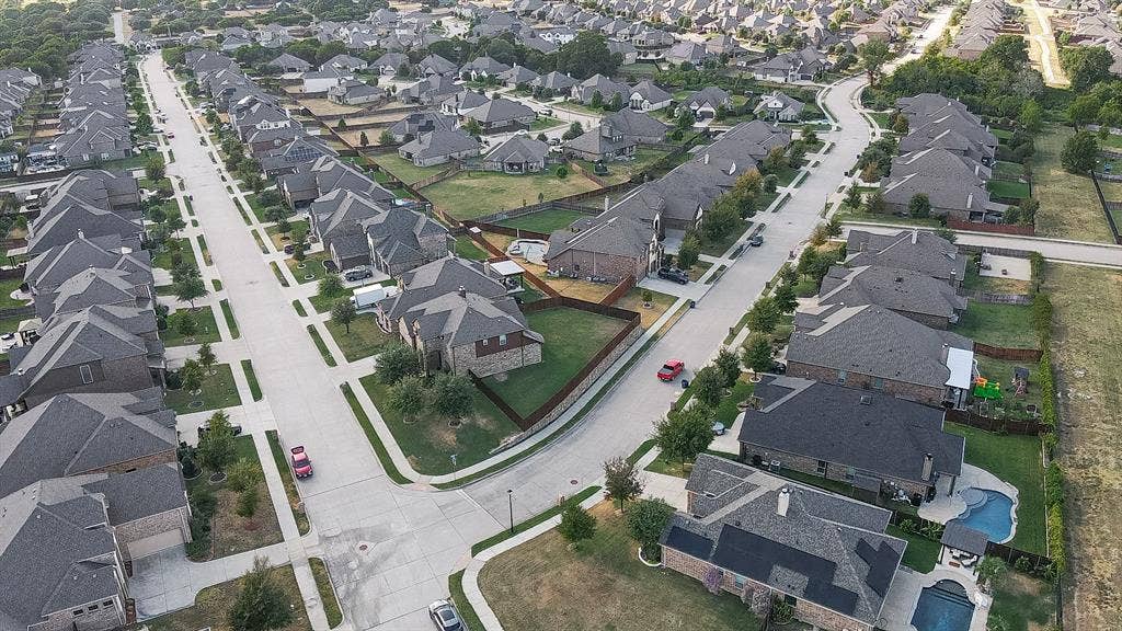425 Rossville Drive, Midlothian, TX 76065 Huge corner lot