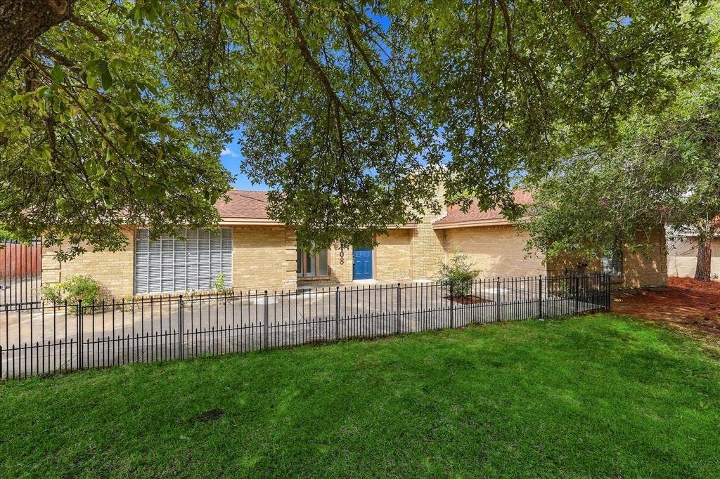 6408 Chapman Drive, Greenville, TX 75402