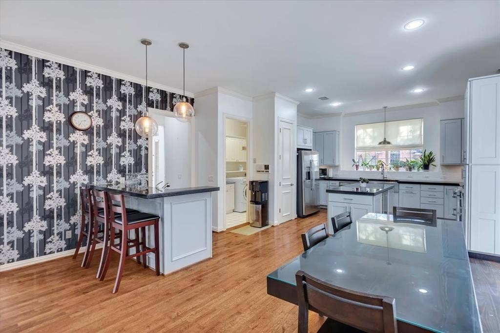 5111 Ambergate Lane, Dallas, TX 75287 Dining and wet bar